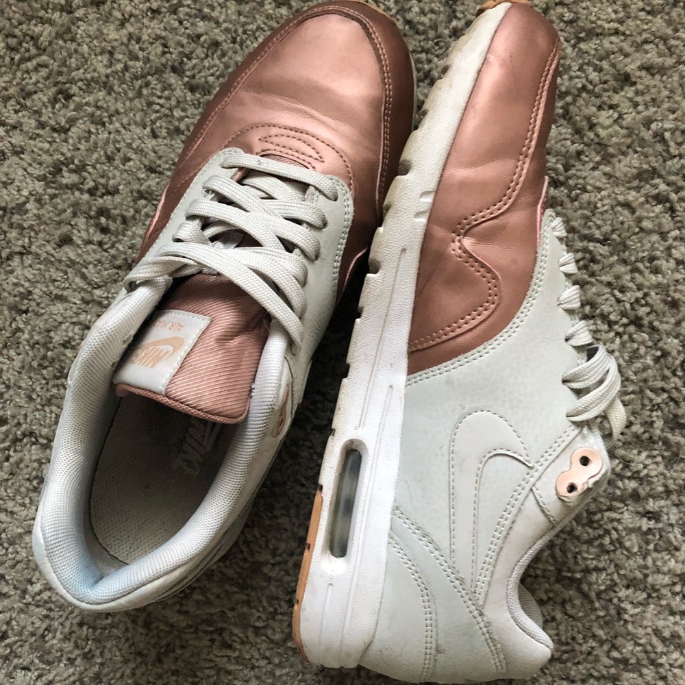 ROSE GOLD NIKE AIR MAX